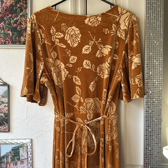 Mustard velvet wrap dress - Picture 5 of 5